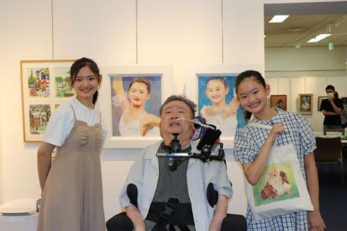 飯原孝（新潟県）と、彼のファンの姉妹　2人を描いた絵の前で