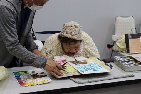 実演の様子　森田 真千子 （大阪府／口で描く画家）